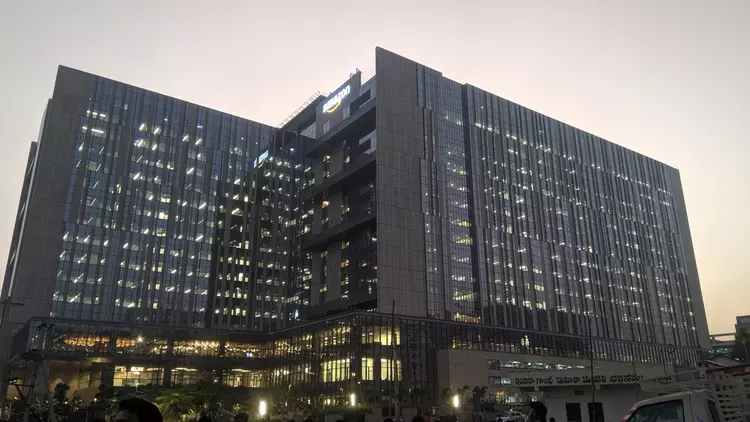 Amazon entlässt Hunderte von Mitarbeitern in ...