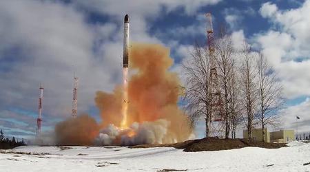 Die Russen bereiten den Start der Massenproduktion von Interkontinentalraketen des Typs RS-28 Sarmat mit einer Reichweite von 18.000 Kilometern vor, die einen Atomsprengkopf mit einer Sprengkraft von 7,5 Megatonnen tragen können.