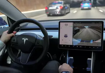 Tesla-Autopilot für schweren Unfall verantwortlich gemacht: ...
