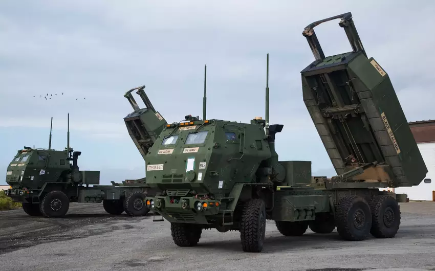 Die Arbeit des HIMARS MLRS: Fragmente der M31A1 GMRLS-Rakete wurden in dem zerstörten russischen Lagerhaus 45 km von der Front entfernt gefunden