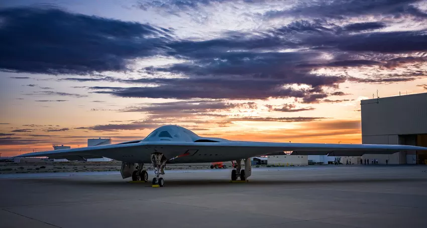 Der Atombomber B-21 Raider der nächsten Generation hat vor seinem Jungfernflug mit Rolltests begonnen