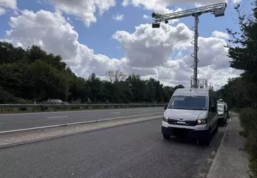 Britischer Polizeiwagen mit künstlicher Intelligenz erkennt ...