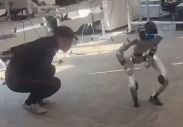 Ist das Rache? Humanoider Roboter Unitree ...