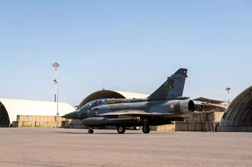 Französisches Kampfflugzeug bereitet sich auf den Abflug aus dem Tschad vor