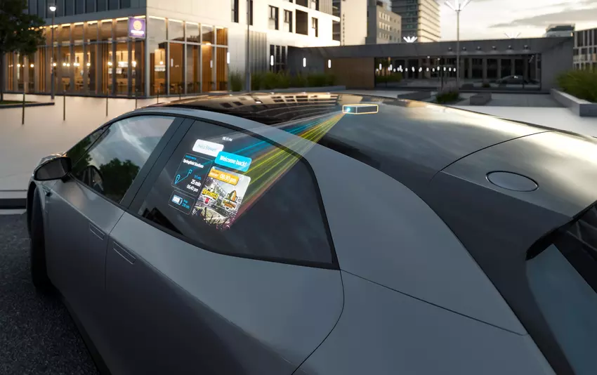 Mini-Projektor zeigt das Bild auf der Seitenscheibe des Autos