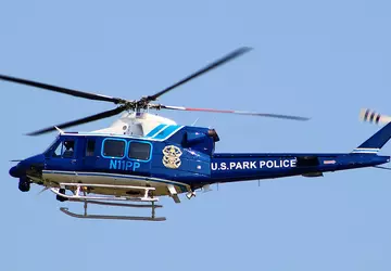 Hubschrauber Bell 412EP startet Hero-120 Kamikaze-Drohne ...