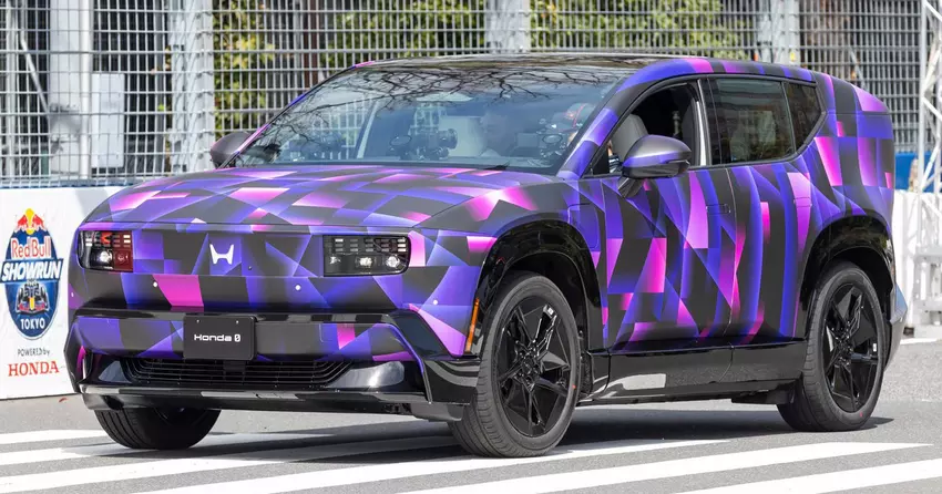 Max Verstappen setzt sich hinter das Steuer des noch nicht erschienenen Honda 0 SUV