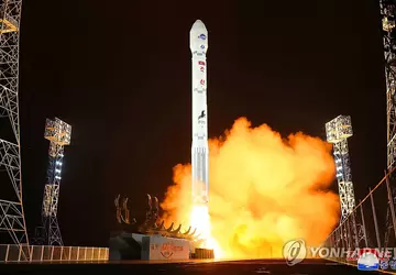 Eine nordkoreanische Rakete ist zusammen mit ...