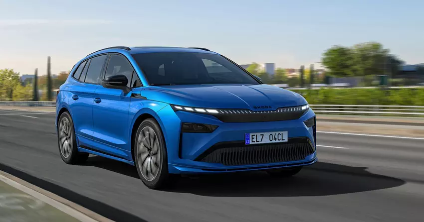 Der Skoda Enyaq hat ein vom Elroq inspiriertes Restyling erhalten und den Kühlergrill an der Karosserievorderseite abgeschafft.