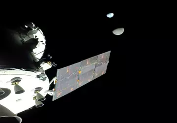 Das Orion-Raumschiff verlässt die Mondumlaufbahn und ...