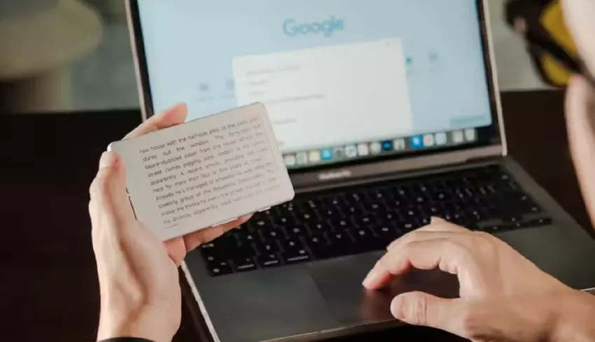 Ultrakompaktes Xteink X4 E-Book auf einem Smartphone