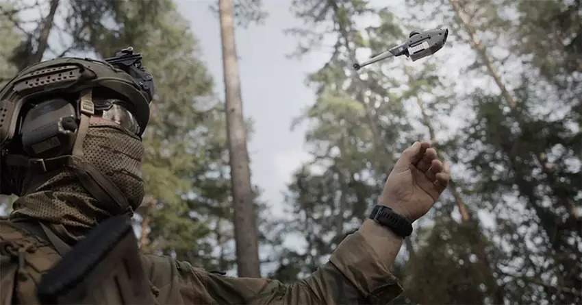 Teledyne FLIR hat die neueste Version seiner Black Hornet Nano-Drohne vorgestellt - die aktualisierte Drohne verfügt über eine 12-MP-Kamera, ein Wärmebildgerät und eine Reichweite von 2 km