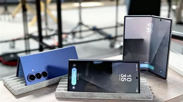 Samsungs neues faltbares Telefon: breiteres Display, ...