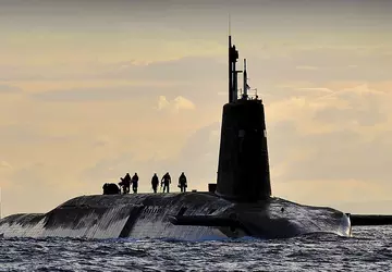 Die HMS Vanguard (S28), eines von ...