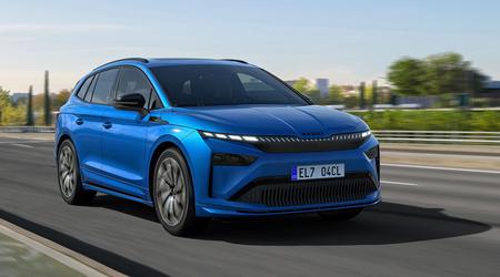 Der Skoda Enyaq hat ein vom Elroq inspiriertes Restyling erhalten und den Kühlergrill an der Karosserievorderseite abgeschafft.