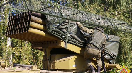 Belarussische Soldaten an der Grenze zur Ukraine haben ihre Fahrzeuge mit "Gittern" ausgestattet