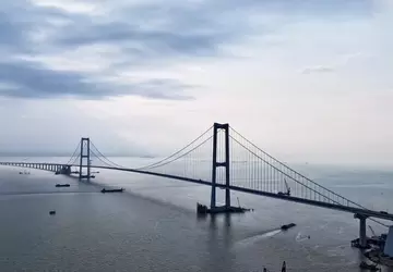 Zwei Brücken, zwei künstliche Inseln und ...