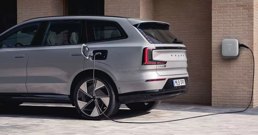 Volvo EX90 lädt