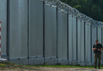 Panzergraben, Stacheldraht und Schützengräben: Polen zeigt ...