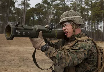 Ein Angehöriger der ukrainischen Nationalgarde zeigte ...