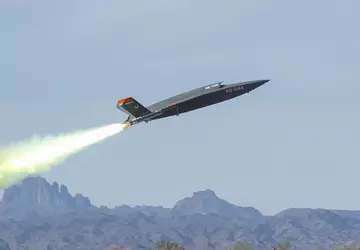 Die XQ-58 Valkyrie-Drohne wird von künstlicher ...
