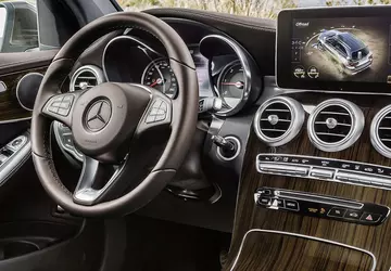 Mercedes-Autoeigentümer klagen wegen rissigem Holzdekor