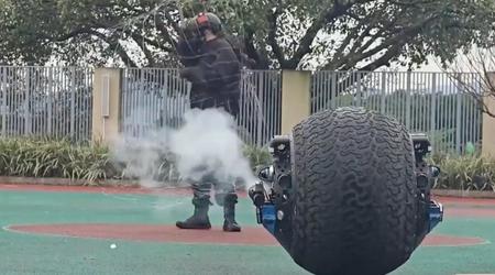 Chinesischer Robocop geht zum ersten Mal auf Streife: Er sieht aus wie BB-8 aus Star Wars und hat nicht-tödliche Waffen (Video)