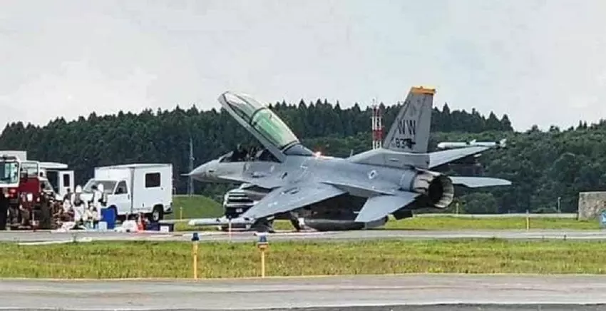Die US-Luftwaffe untersucht einen Notfall mit einem F-16D Fighting Falcon-Kampfjet auf einem Luftwaffenstützpunkt in Japan