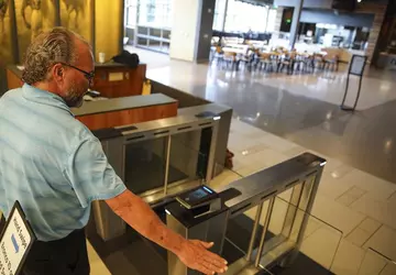 Amerikanische Universität führt biometrische Handflächenscanner für ...