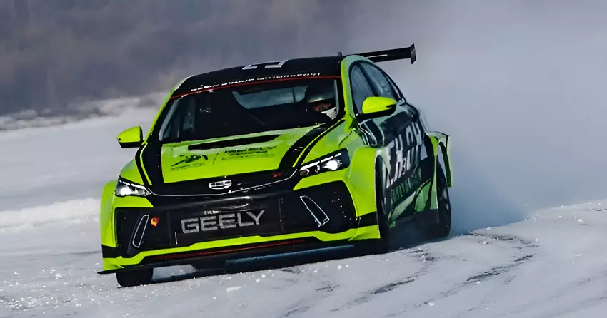 Geely hat seinen ersten mit Methanol betriebenen Rennwagen vorgestellt