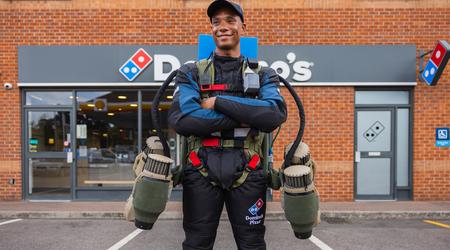 Raketenmann: Domino's Pizza hat seinen allerersten Jet-Anzug eingesetzt, um Pizzas aus der Luft zu liefern