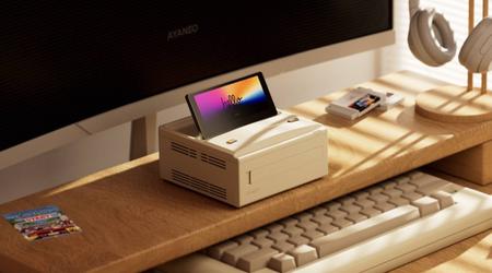Ayaneo hat eine aktualisierte Version des Mini-PCs AM01S vorgestellt, dessen Design an Computer aus den 1980er Jahren erinnert