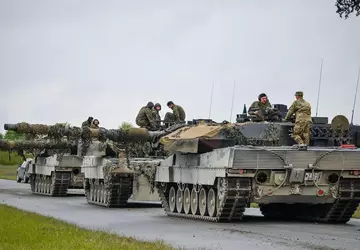 Ukrainische Streitkräfte zeigen die Evakuierung eines ...