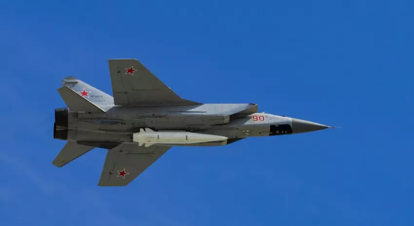 Russen zeigen Kim Jong Un modernisiertes MiG-31I-Kampfflugzeug für Kh-47M2-Pseudo-Hypersonenraketen