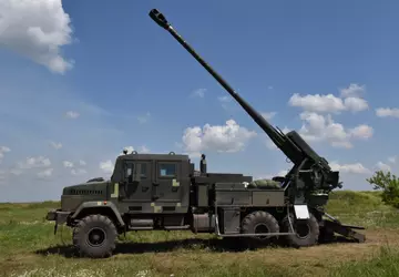 Ukrainische Haubitze "Bogdan" zerstört russische Ausrüstung ...