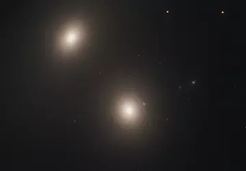 Hubble entdeckt eine weitere Radiogalaxie mit ...