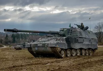 Ukrainisches Verteidigungsministerium zeigt deutsche Panzerhaubitze 2000 ...