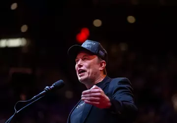 Elon Musks Unternehmen zahlt Trump 10 ...