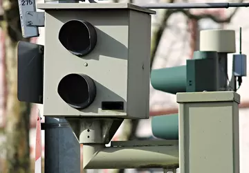 Der 21-jährige Fahrer überschritt die zulässige ...