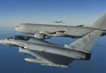 Zwei europäische Kampfflugzeuge vom Typ Eurofighter ...