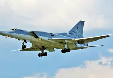 Tu-22M3-Bomber, der normalerweise Raketen auf die ...