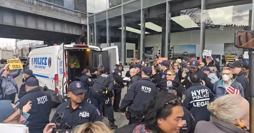 Tesla Takedown": Eine Welle von Anti-Mask-Protesten schwappt durch die USA