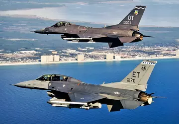 Projekt VENOM verwandelt F-16-Kampfjets in experimentelle ...
