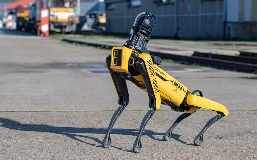 Roboterhund Spot geht durch die Straßen von Kiew