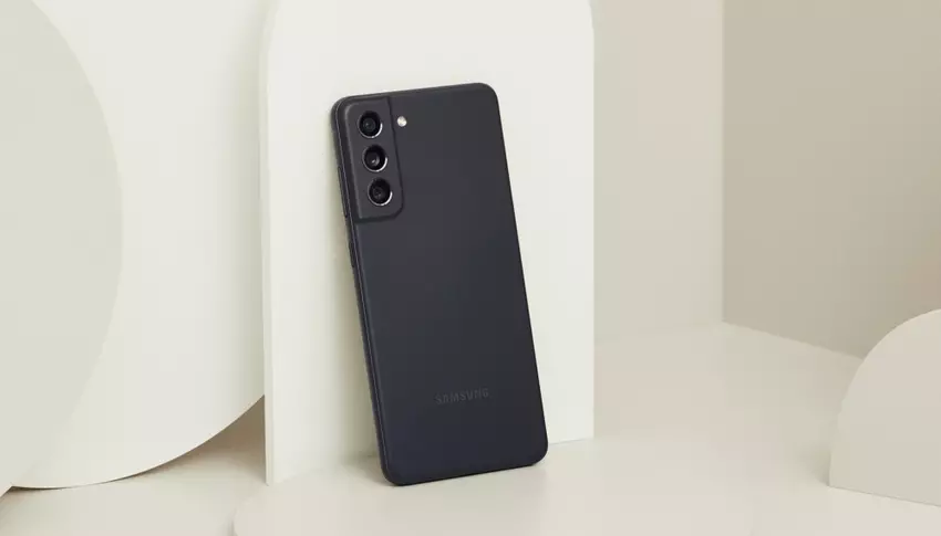 Das Samsung Galaxy S21 FE hat in den USA ein neues Firmware-Update erhalten.