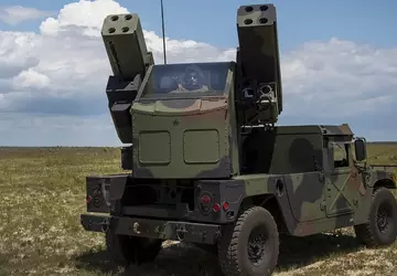 AN/TWQ-1 Avenger SAMs, TOW APCs und ...