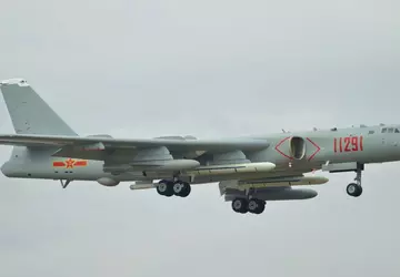 H-6-Atombomber, begleitet von J-10- und J-16-Kampfjets ...