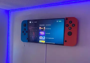 JoyCon-förmige TV-Schränke werden an den Seiten ...