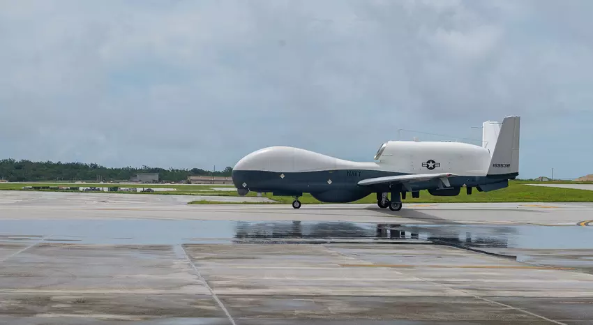 Die US-Marine hat ein Geschwader strategischer Drohnen des Typs MQ-4C Triton nach Guam entsandt, nachdem es die erste Einsatzbereitschaft erreicht hat.
