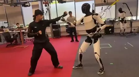 “Jackie Chan, unterstütze Bier!”: Der Optimus-Roboter demonstrierte beeindruckende Kung-Fu-Fähigkeiten
